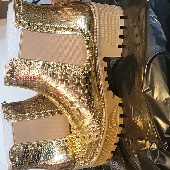 women's size 9 gold color booties - Picture 4 of 6